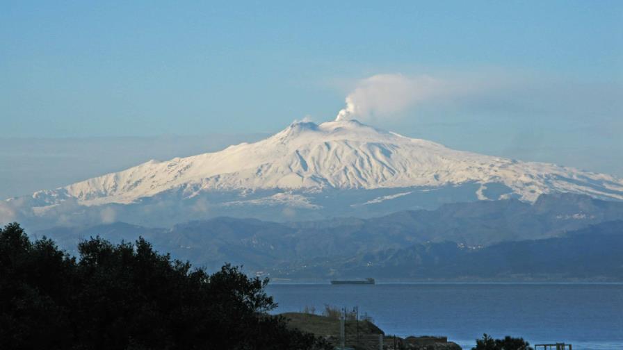 El monte Etna arroja una enorme nube de cenizas, rocas y gases