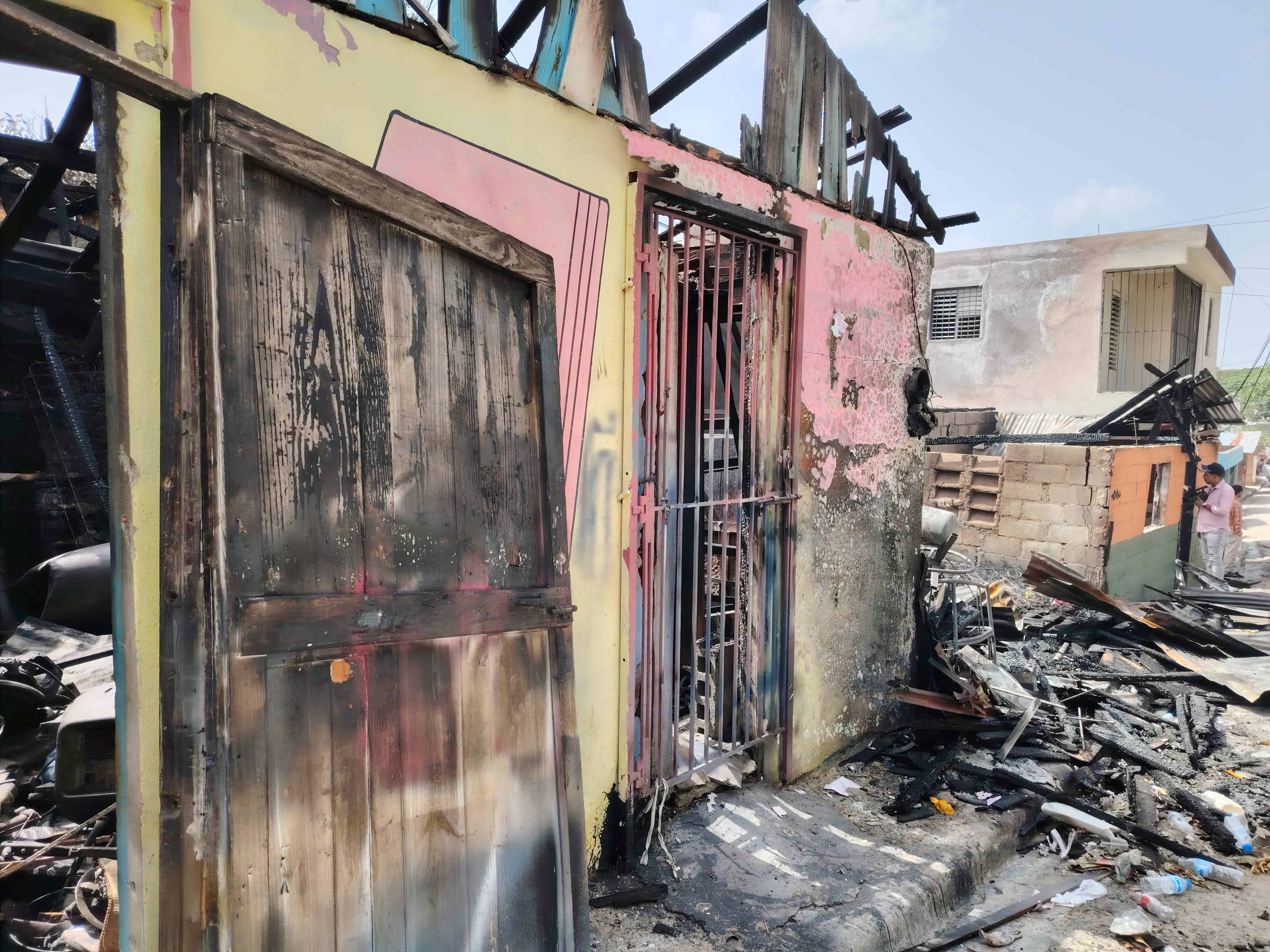 Parte de una de las puertas de las viviendas que fueron consumidas por completo por el incendio ocurrido el 2 de junio de 2025.