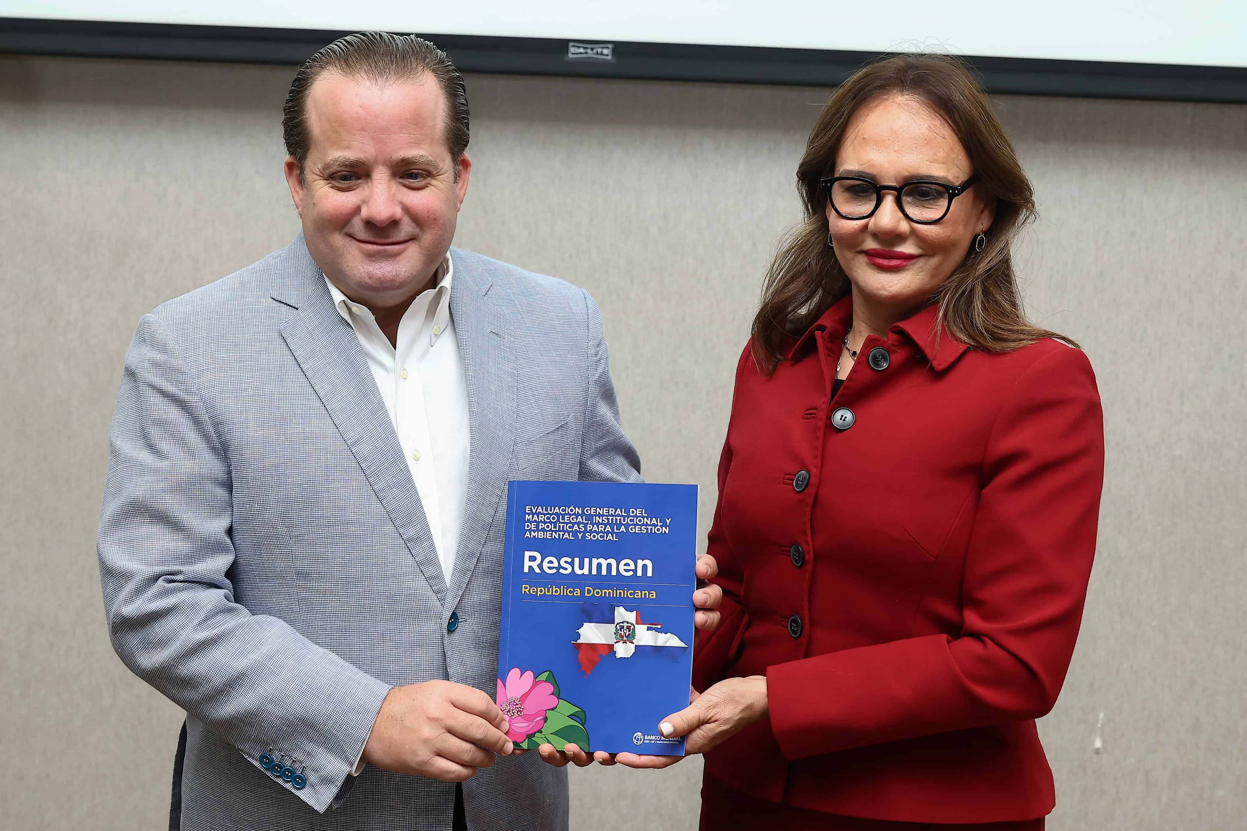 José Ignacio Paliza, ministro de la Presidencia, y Alexandra Valerio, representante residente del Banco Mundial en la República Dominicana.