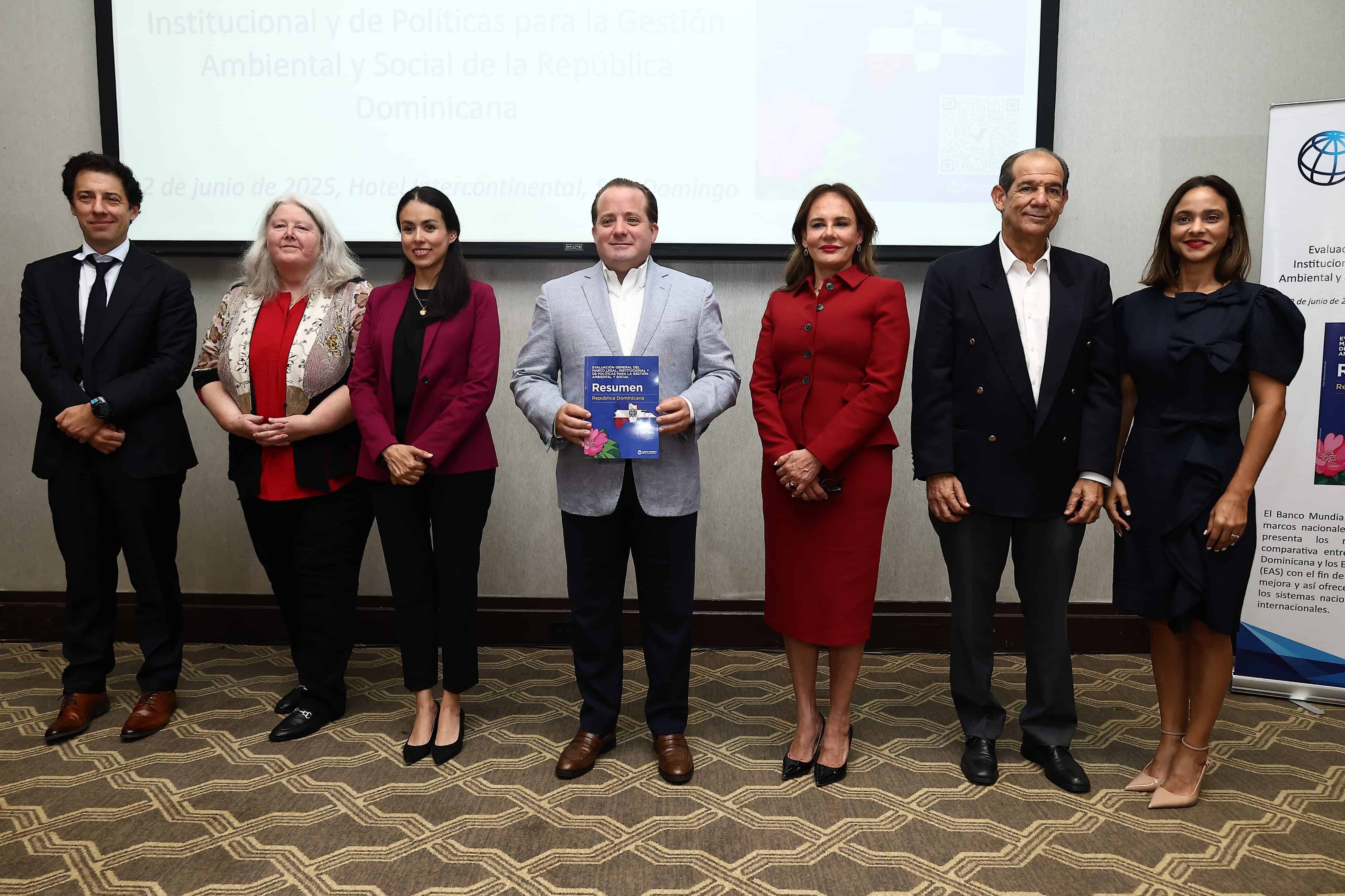 Representantes del Banco Mundial y del Gobierno en la presentanción de la   Evaluación General del Marco Ambiental y Social de República Dominicana