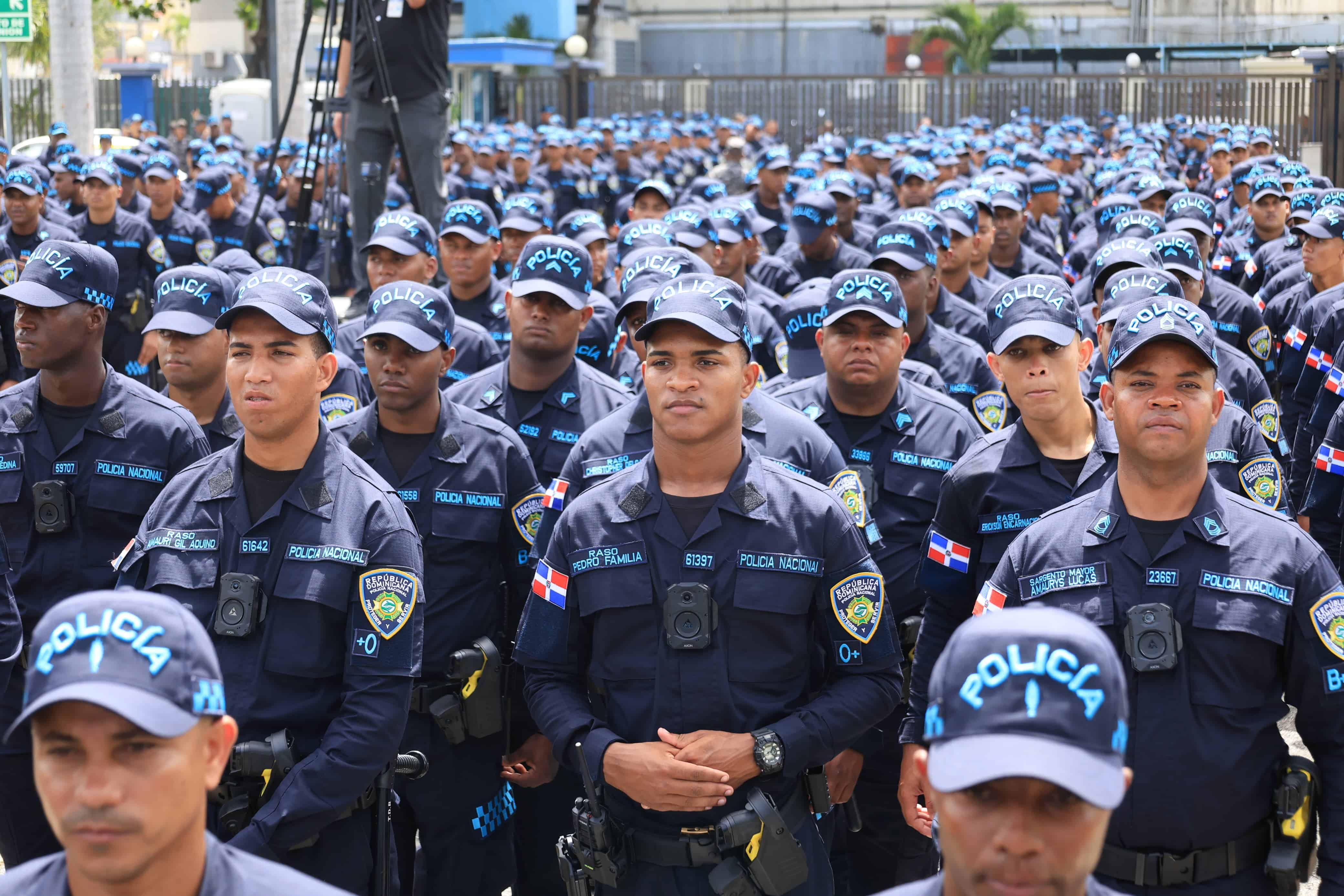 Los agentes de la Policía Nacional, equipados con el nuevo uniforme, durante el despliegue del nuevo modelo, este 2 de junio de 2025.