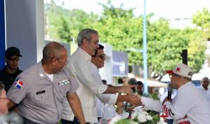 El Blachy cantó "Color de rosa" al presidente Abinader durante la inauguración del malecón de Samaná