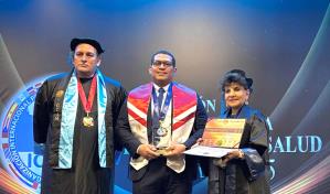 El doctor Ramón Saldaña Matar recibe reconocimiento