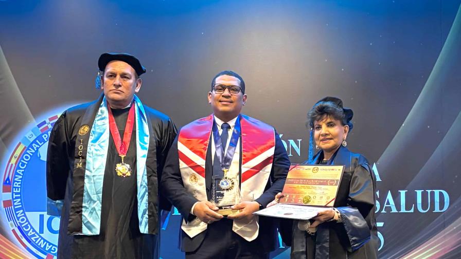 El doctor Ramón Saldaña Matar recibe reconocimiento