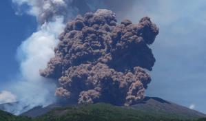 El monte Etna arroja una enorme nube de cenizas, rocas y gases