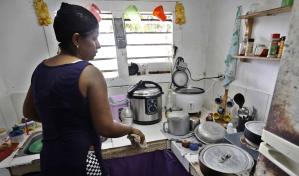 La doble carga de las mujeres en medio de la crisis energética cubana