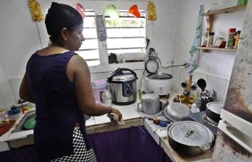 La doble carga de las mujeres en medio de la crisis energética cubana