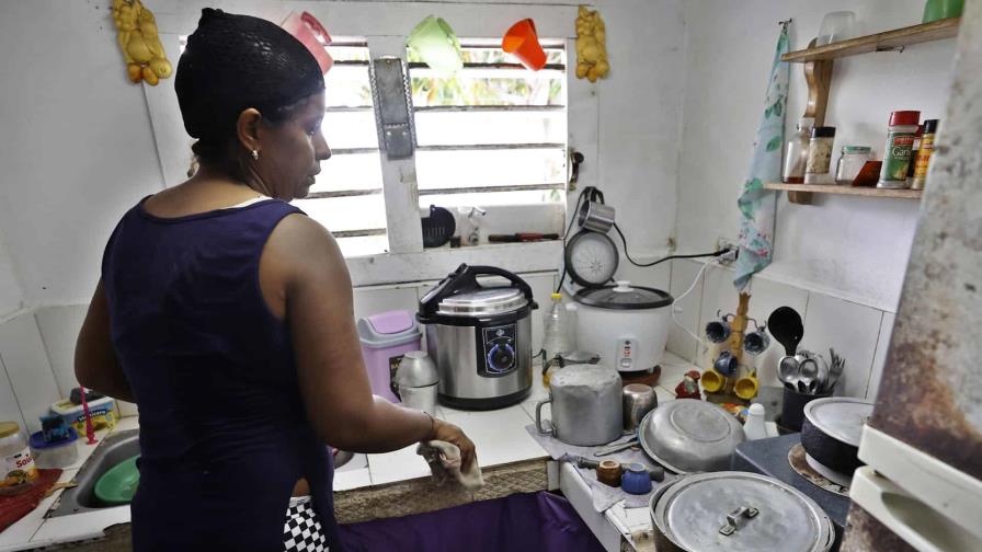 La doble carga de las mujeres en medio de la crisis energética cubana La doble carga de las mujeres en medio de la crisis energética cubana