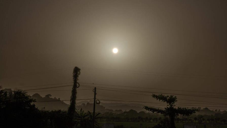 Un cielo brumoso y opaco este viernes por la incidencia del polvo del Sahara