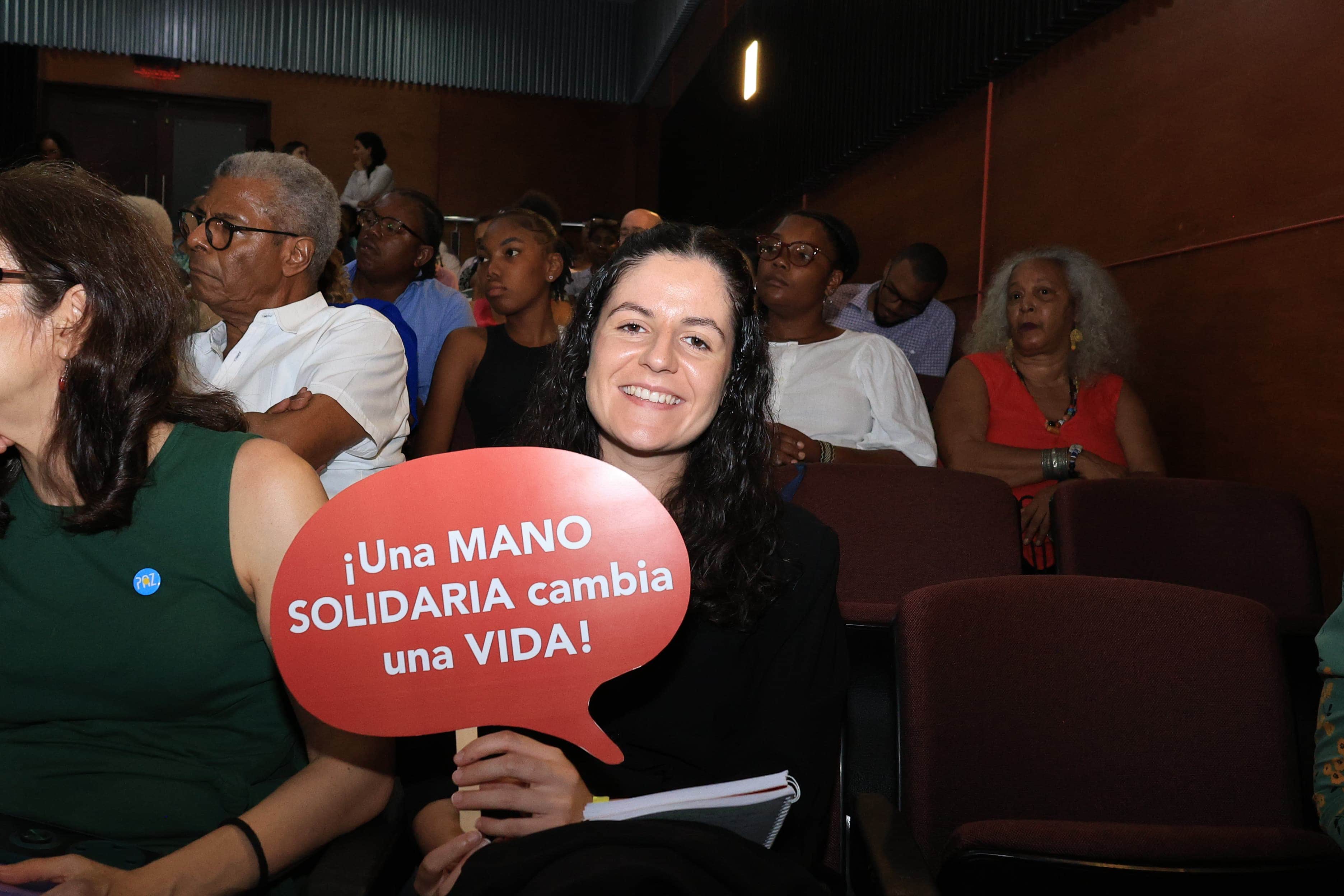 Algunas personas exhibían letreros a favor de los derechos de los migrantes.