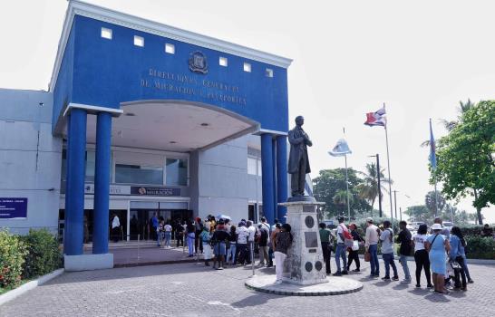 DGM endurece requisitos para permisos de trabajo a extranjeros; no reconoce actividades informales