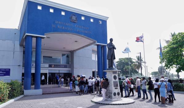 Migraci&oacute;n investiga estafa tras denuncia de entregas de permisos de trabajo fraudulentos