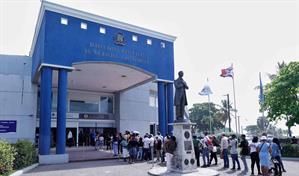 Migraci&oacute;n cerrar&aacute; atenci&oacute;n al p&uacute;blico a las 2:30 p. m. este lunes por jornada interna