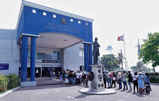 Migración cerrará atención al público a las 2:30 p. m. este lunes por jornada interna