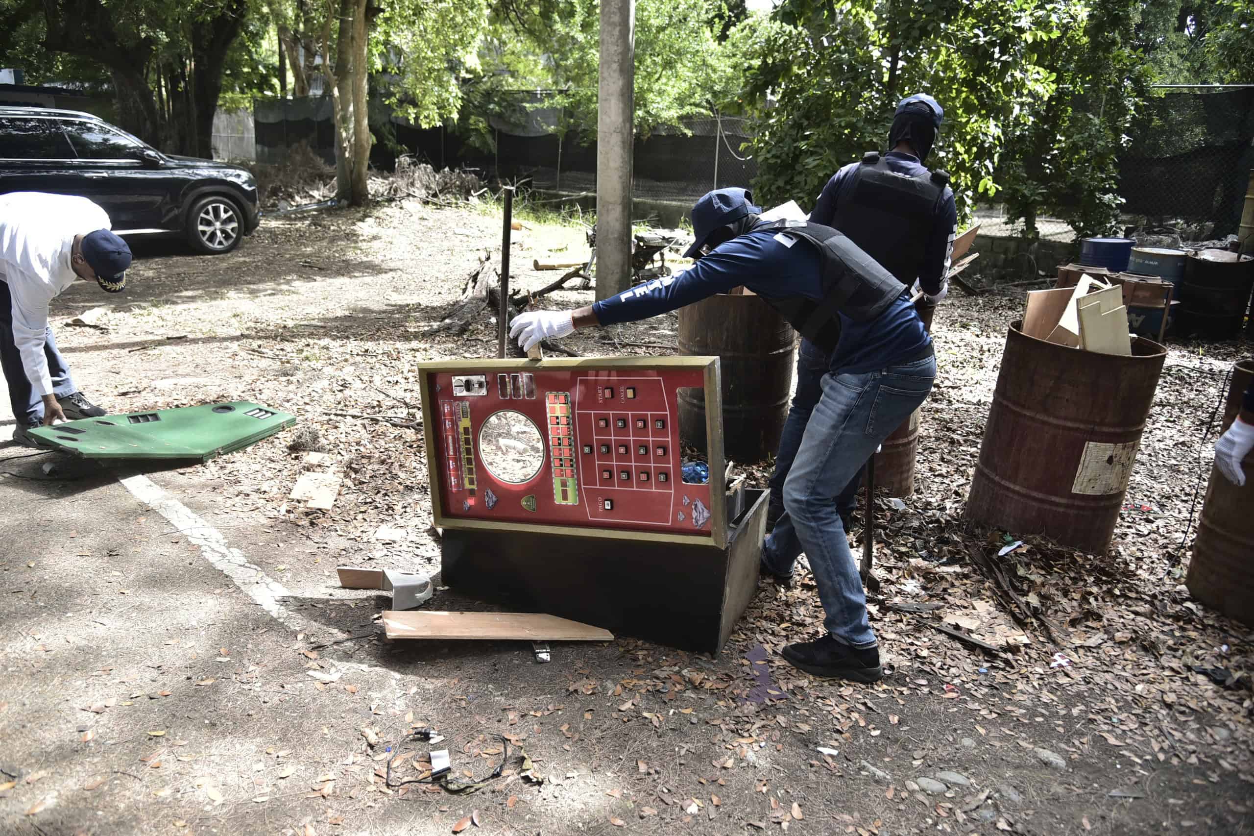 Destucción de una máquina tragamonedas,