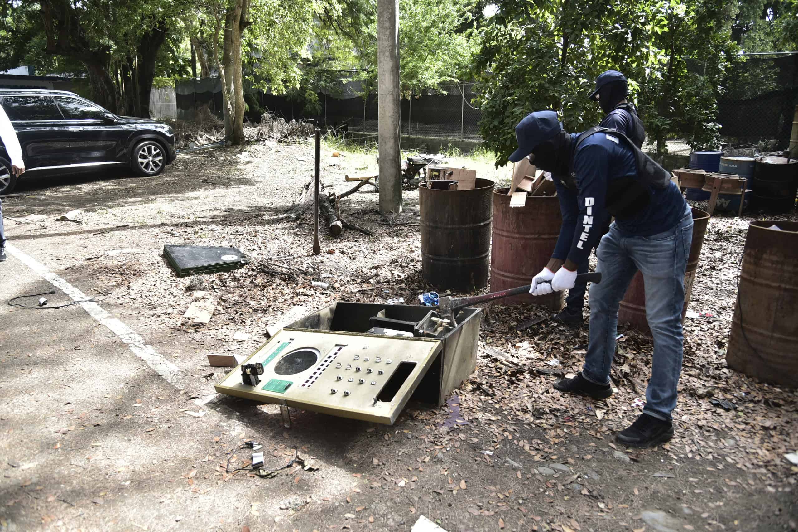 Máquina tragamonedas destruida.
