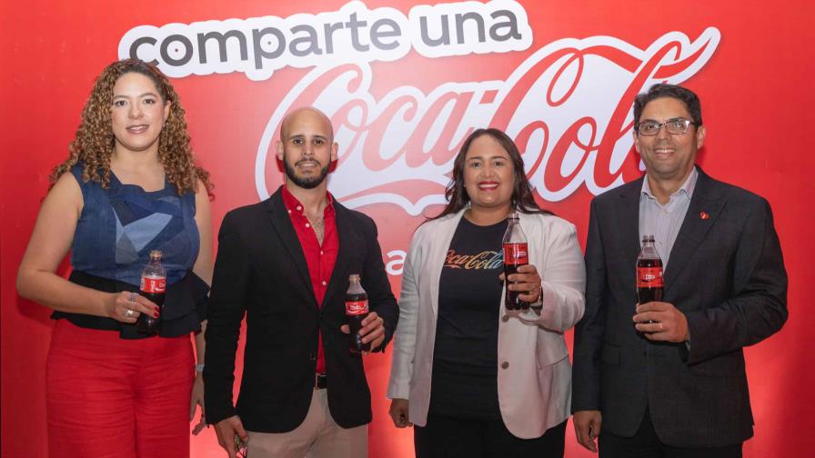 Coca Cola celebra 80 años en RD y trae sus icónicas botellas personalizadas Coca Cola celebra 80 años en RD y trae sus icónicas botellas personalizadas