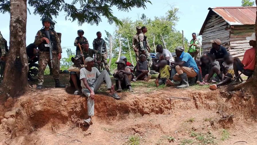 Ejército detiene a 23 haitianos por depredación ambiental en Dajabón Ejército detiene a 23 haitianos por depredación ambiental en Dajabón