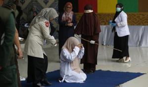 Una mujer recibe 100 latigazos en público en Indonesia por adulterio