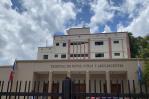 Acusan a dos menores de violar a compañera dentro de aula en liceo de Santiago; los envían a prisión