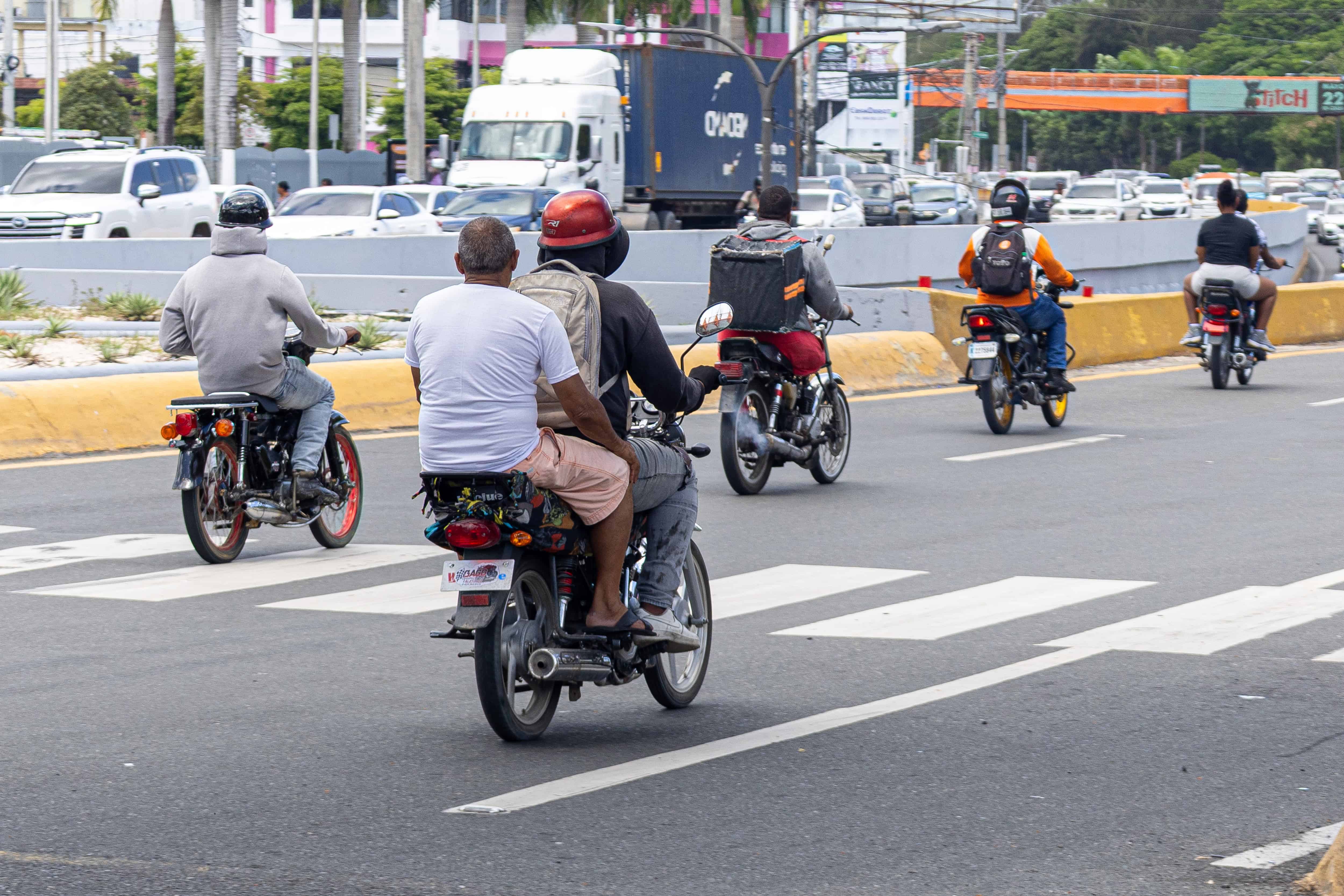 Se exigirá que los pasajeros también usen cascos.
