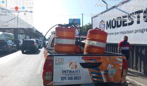 El Intrant retira obstáculos colocados ilegalmente en la vía pública tras denuncias de Diario Libre