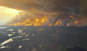 El peor incendio forestal del año en Canadá ya arrasa 300,000 hectáreas