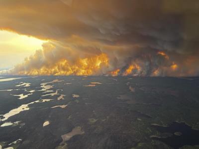 Incendio forestal en Canadá arrasa 300,000 hectáreas