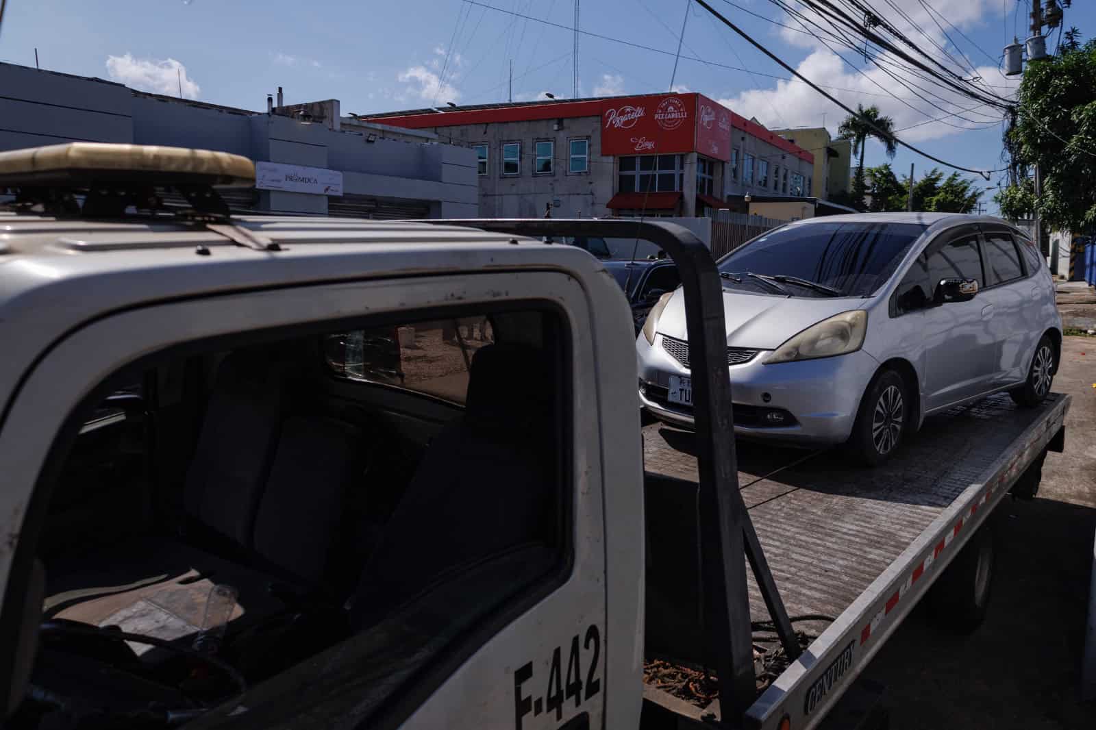 Remolcan un vehículo mal estacionado durante intervención en la calle Espíritu Santo, del sector los Jardines del Norte en el Distrito Nacional, este 5 de junio de 2025.