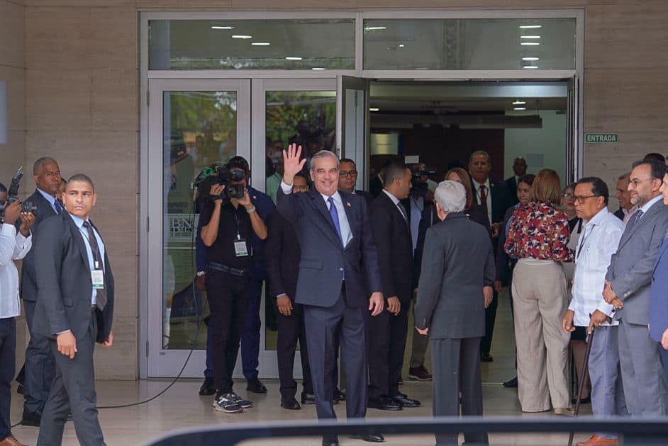 El presidente Luis Abinader saluda a su llegada al CES.