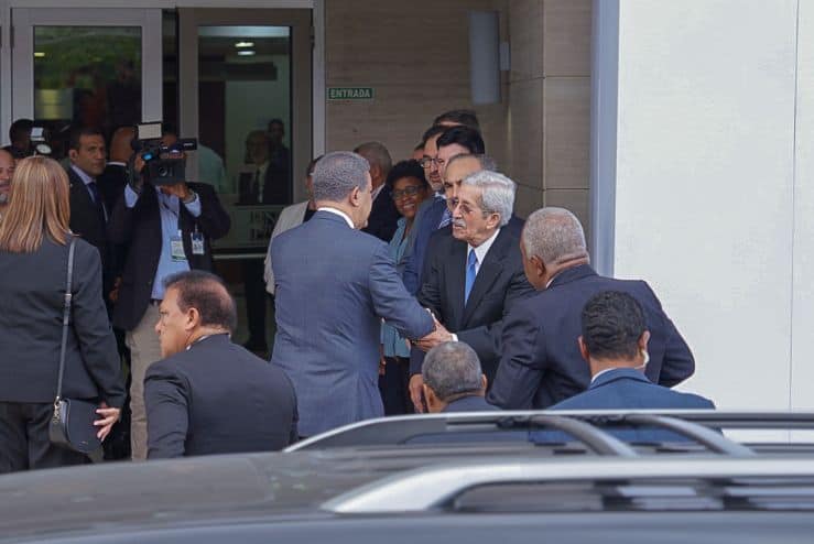 Leonel Fernández saludo a miembros del CES.