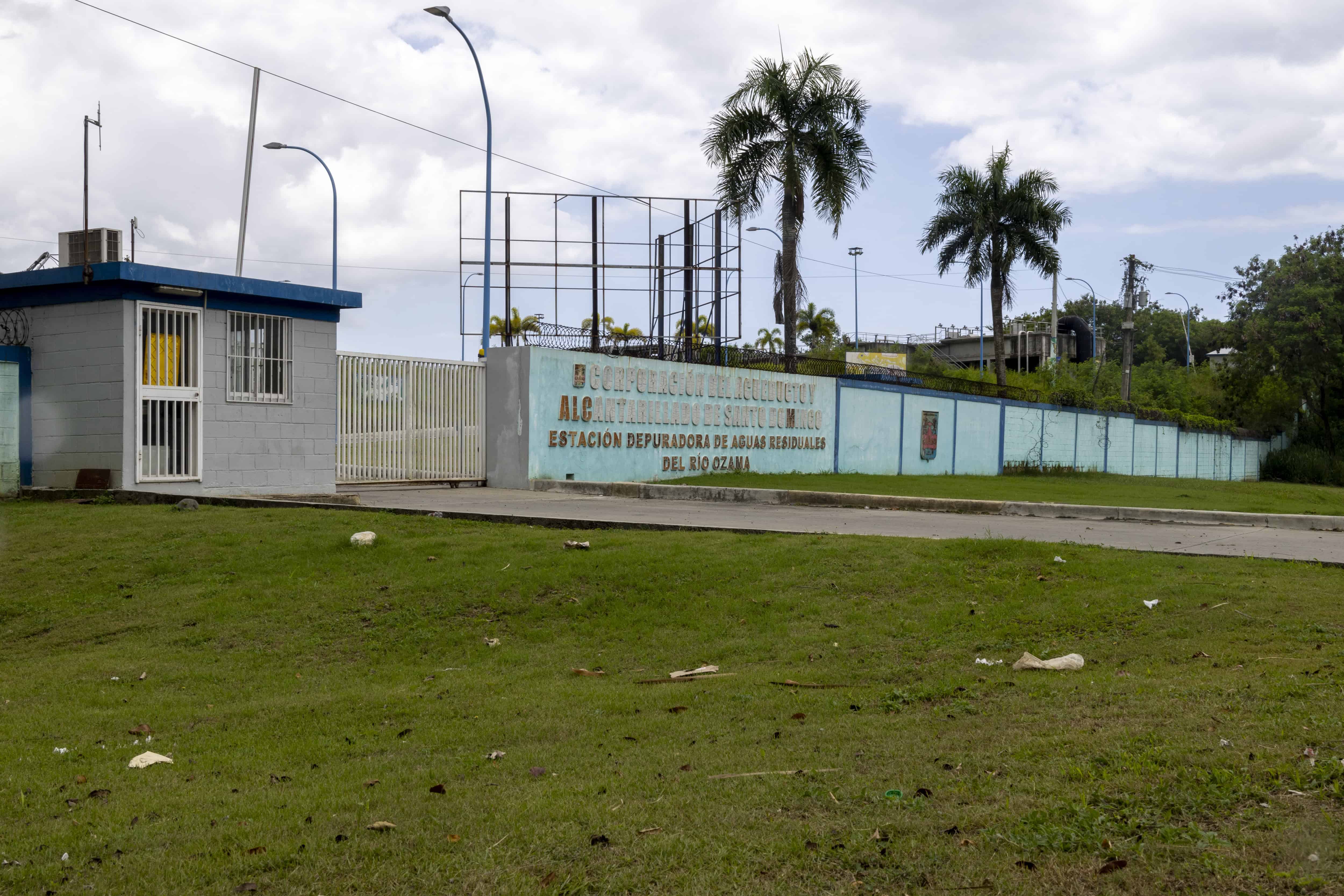 Parte frontal de la estación depuradora en la avenida Jacobo Majluta, Santo Domingo Norte.