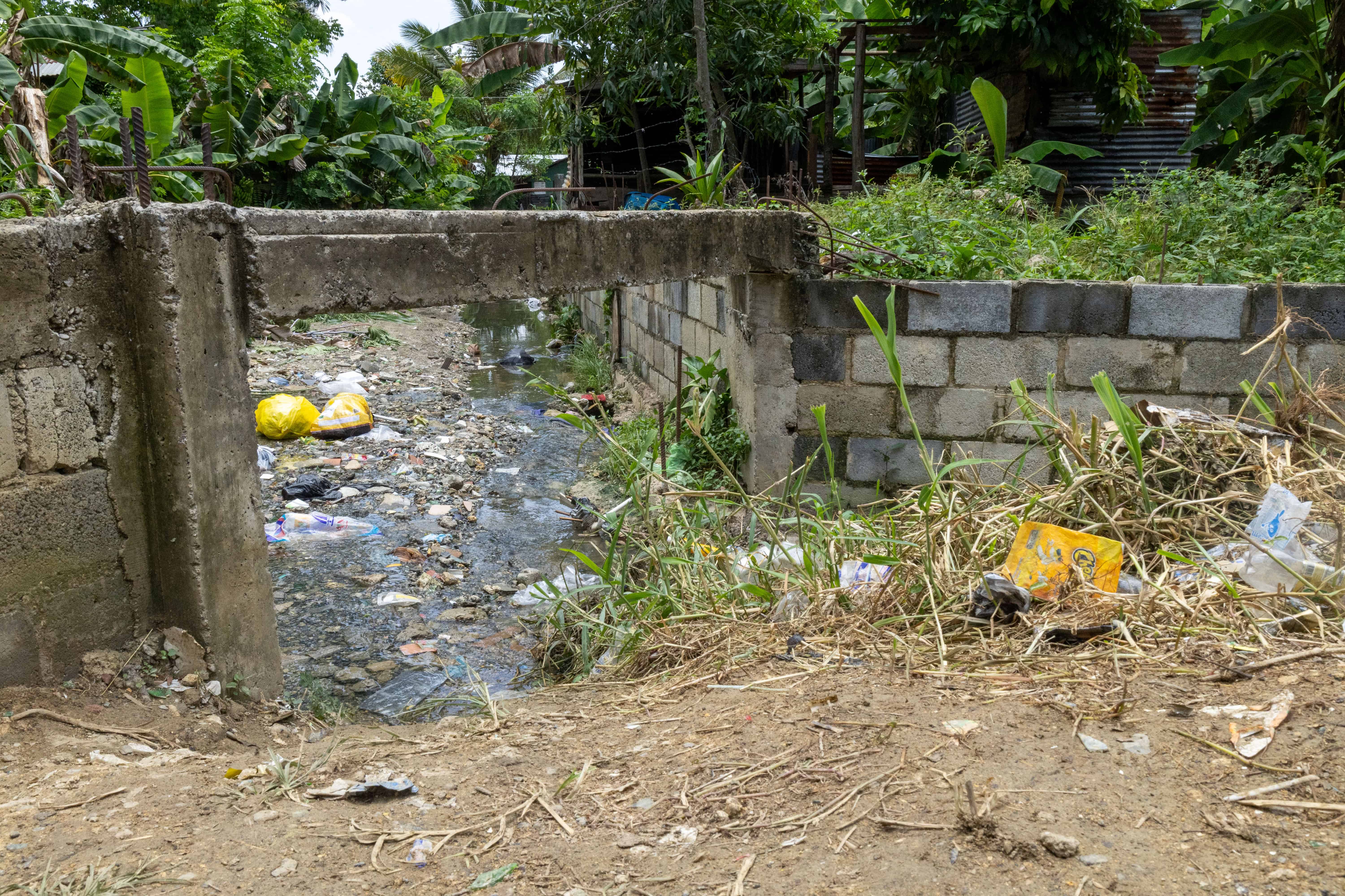 Cañada en el sector Primaveral de Villa Mella, donde una menor fue arrastrada durante las lluvias, este 6 de junio de 2025.