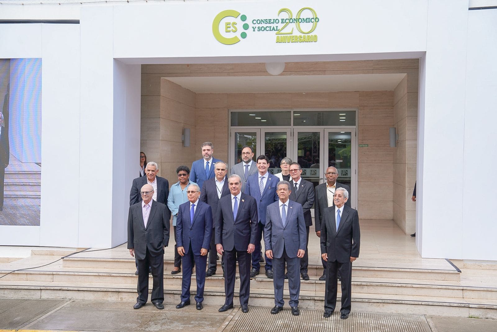 El presidente Luis Abinader (al centro) junto a los expresidentes y miembros del CES.