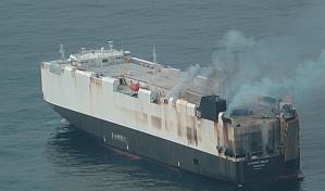 Guardia Costera de EE. UU. trabaja en incendio de embarcación cargada con vehículos en Alaska Guardia Costera de EE. UU. trabaja en incendio de embarcación cargada con vehículos en Alaska