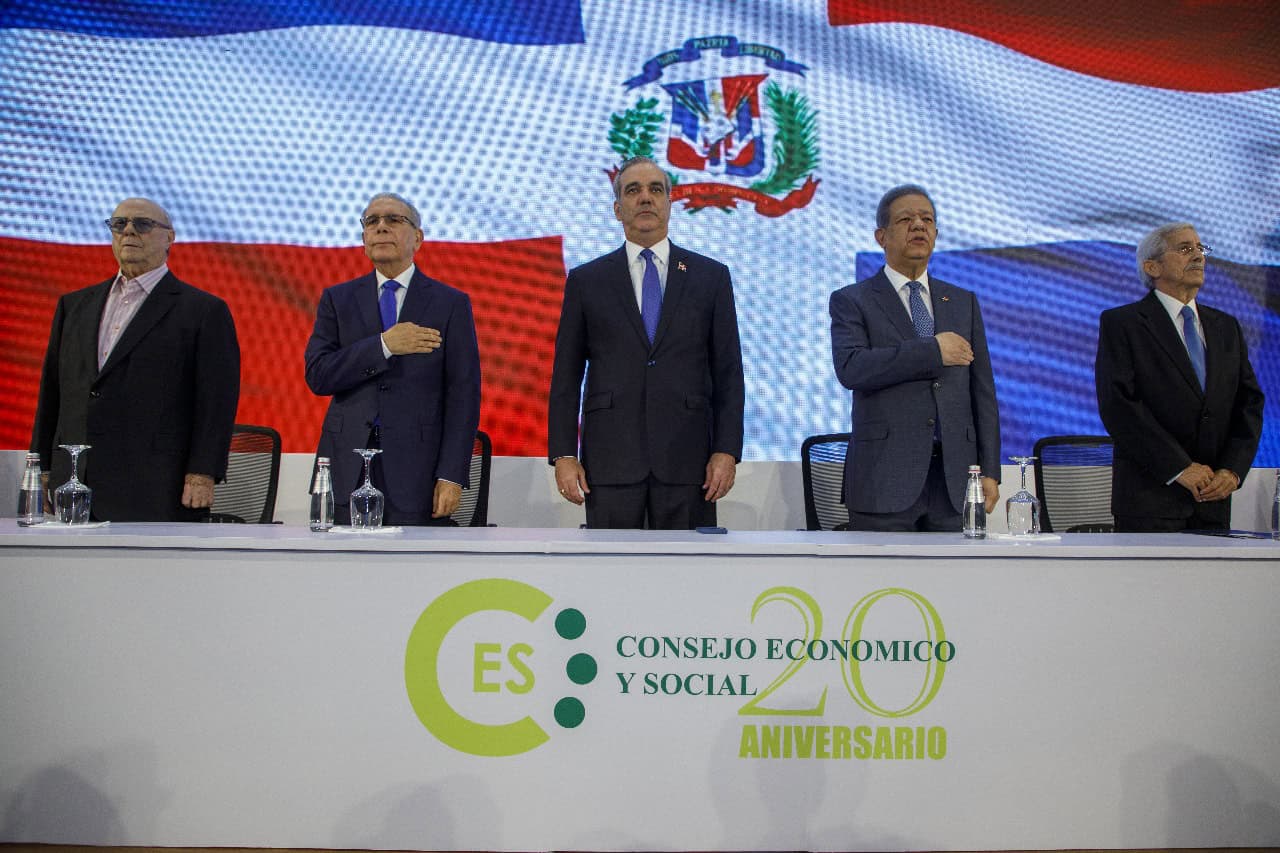 De izquierda a derecha, Hipólito Mejía, Danilo Medina, el presidente Luis Abinader, Leonel Fernández y el presidente del CES, Rafael Toribio.