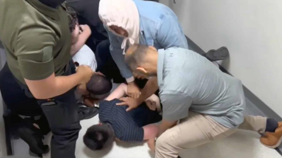 No se resista, agentes del ICE detienen a un migrante dominicano en tribunal de Nueva York 