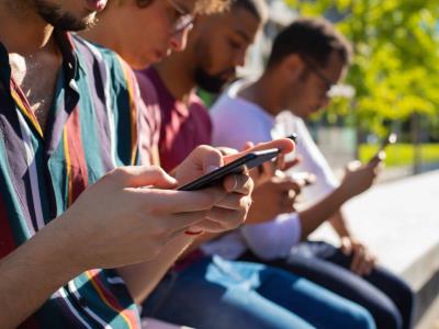 Francia ultima la prohibición de redes sociales a menores de 15 años