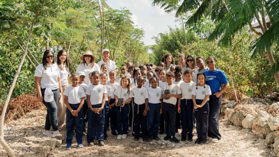 La Fundación Paseo del Sendero y Hope Academy siembran árboles nativos y endémicos La Fundación Paseo del Sendero y Hope Academy siembran árboles nativos y endémicos
