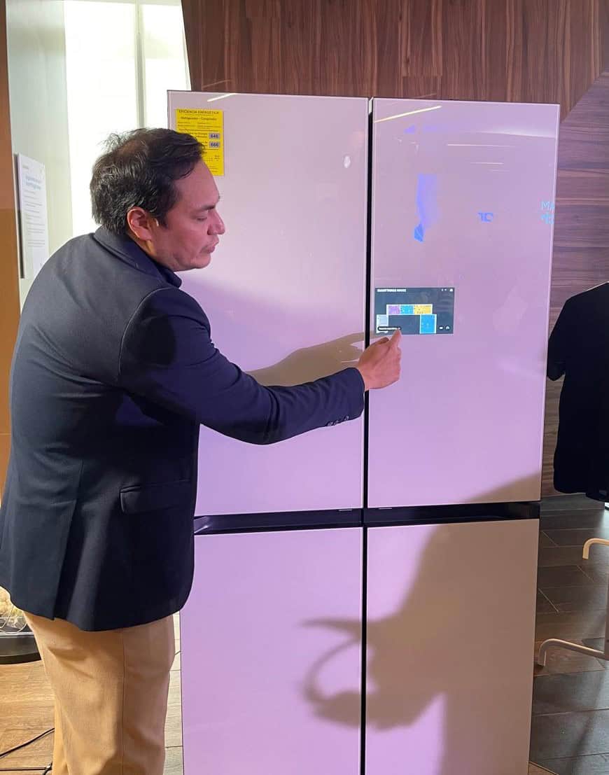 El refrigerador sugiere recetas según los alimentos que tiene dentro y se abre con comandos de voz.
