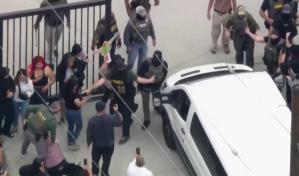 No se resista, agentes del ICE detienen a dos migrantes dentro de un tribunal en Nueva York