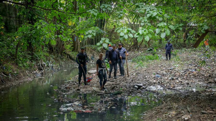 Más de 250 rescatistas buscan a la niña arrastrada por cañada en Villa Mella Más de 250 rescatistas buscan a la niña arrastrada por cañada en Villa Mella