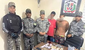 Apresan en Barahona a presunto microtraficante durante decomiso de drogas y objetos ilícitos