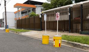 Los Prados no escapa de la vieja costumbre de poner obstáculos en la calle 