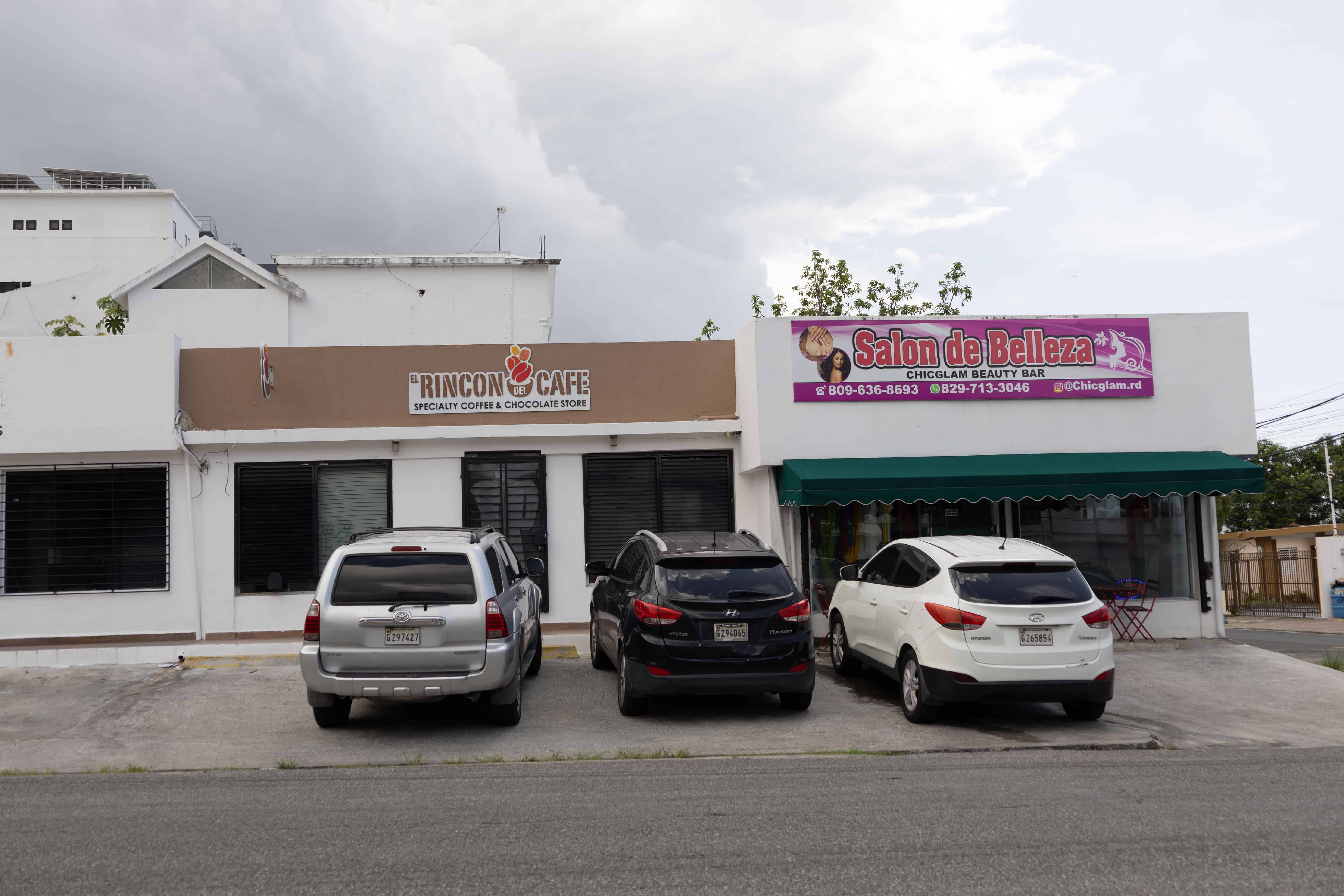 Negocio en la Lorenzo Despradel usa acera como estacionamiento para sus clientes. 