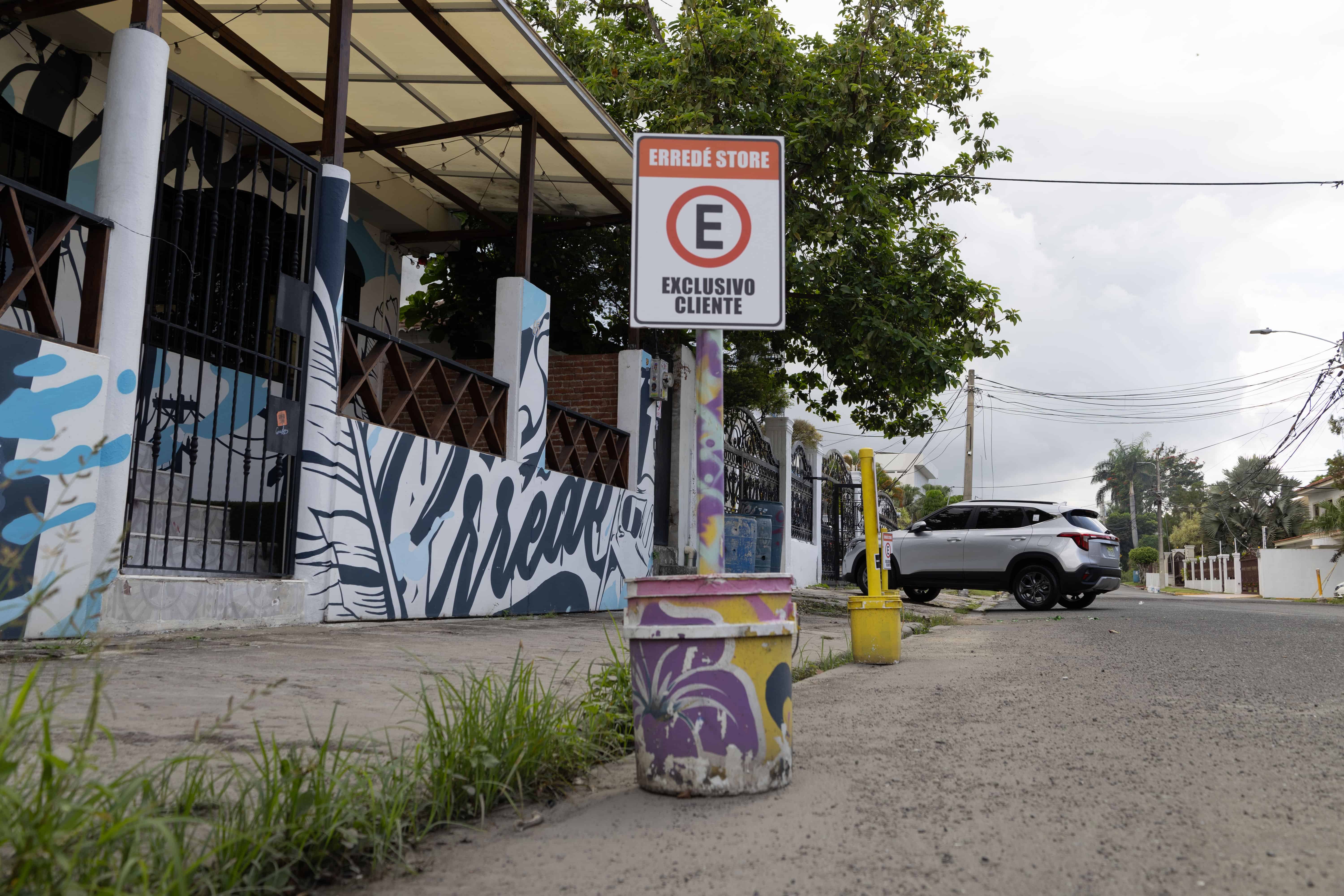 Un letrero de no estacione al frente de un local en Los Prados. 