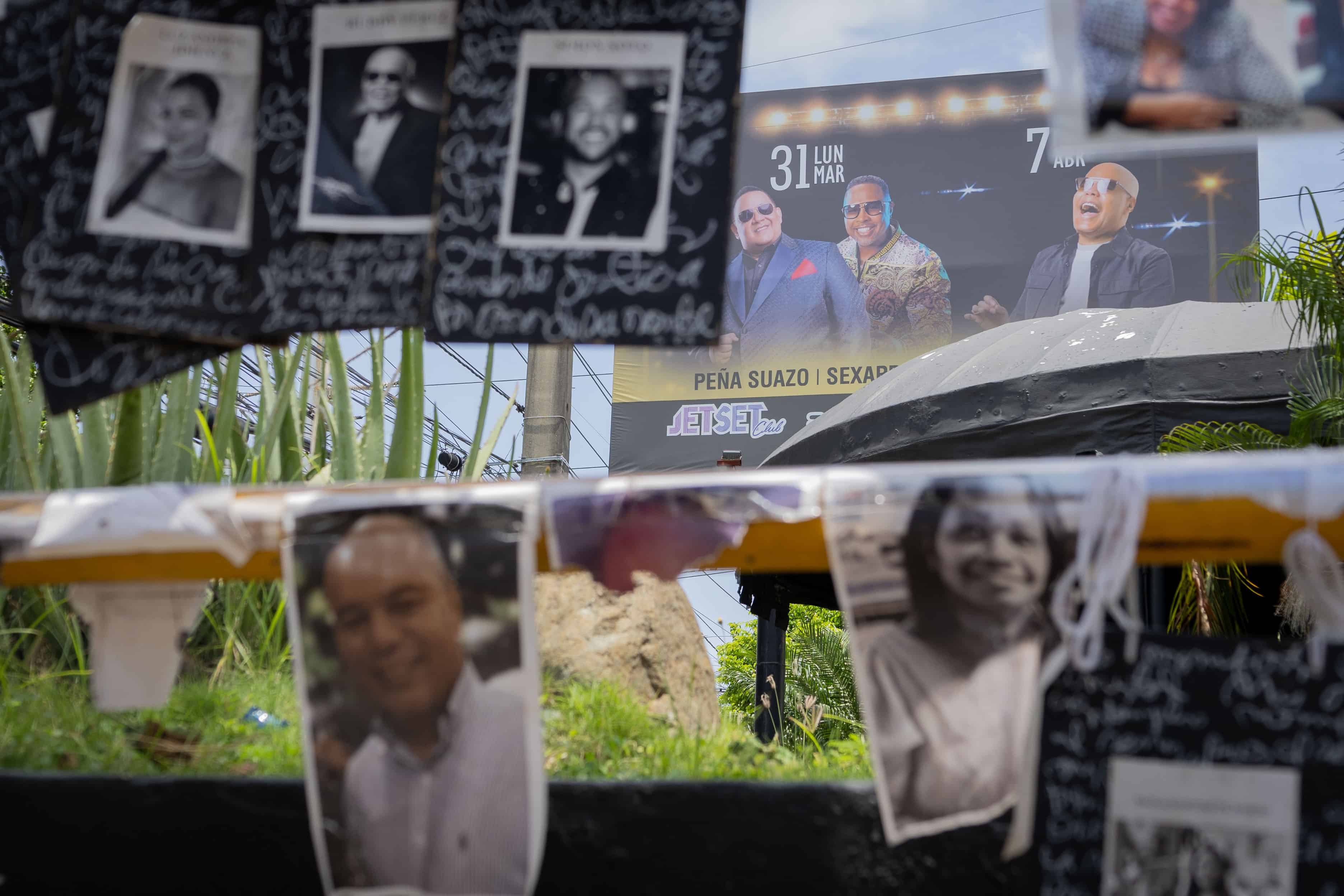 Fotografías de las víctimas en el altar improvisado en la zona cero con el cartel de las últimas fiestas del Jet Set. 