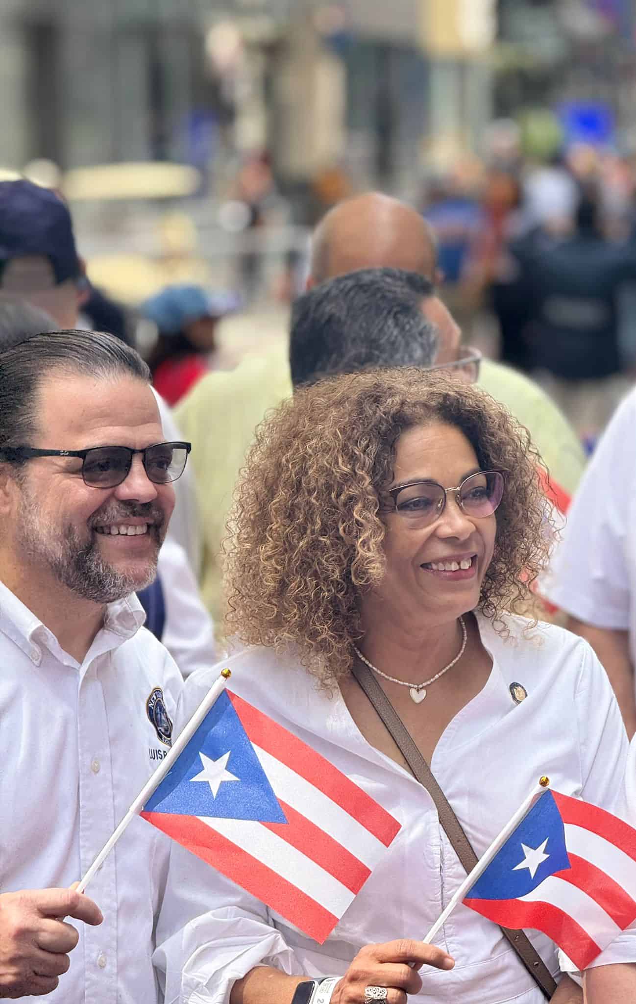 El senador estatal Luis R. Sepúlveda se sumó al ambiente festivo.