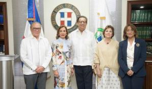 Unphu reconoce a Haydée Kuret de Rainieri como egresada distinguida