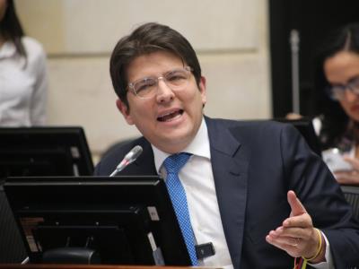 Familia del senador Uribe demanda a Petro